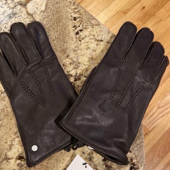 NWT UGG WRANGELL FAUX FUR LINED SMART GLOVES. PRICE IS FIRM - Picture 4 of 9